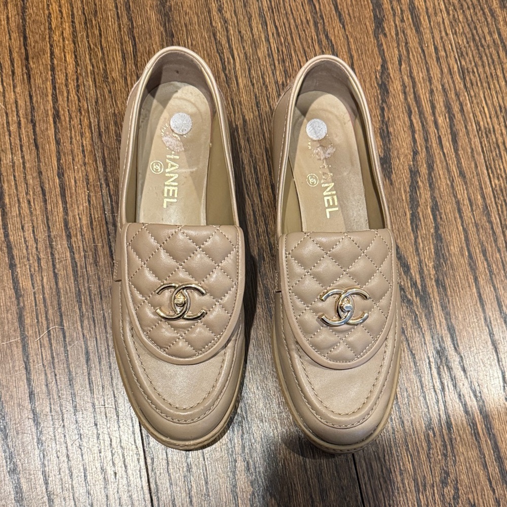 CHANEL Tan Quilted Loafers with Gold Logo turnlock - Picture 2 of 9